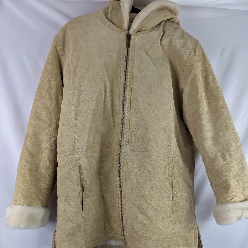 PRE -OWNED, ST JOHNS BAY WOMEN'S SUEDE LEATHER COAT, SIZE LARGE. - Picture 3 of 11